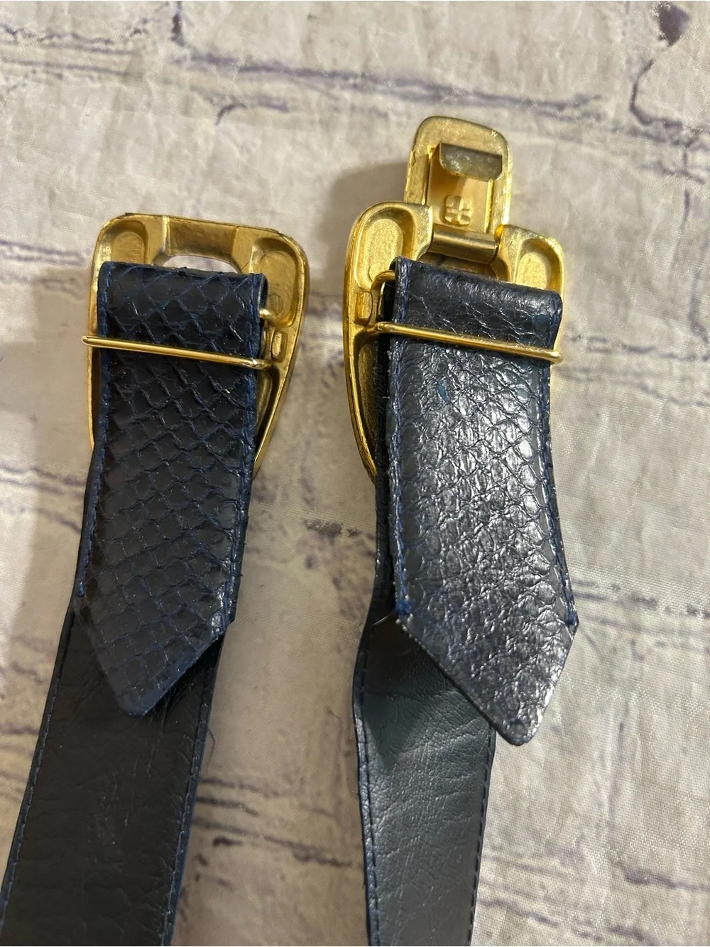 MORGAN TAYLOR VINTAGE BLACK SNAKESKIN SCULPTURAL GOLD TONE INTERLOCK BUCKLE BELT